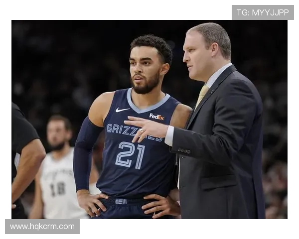 詹金斯关键时刻果断出手三分绝平展现不设限的篮球精神